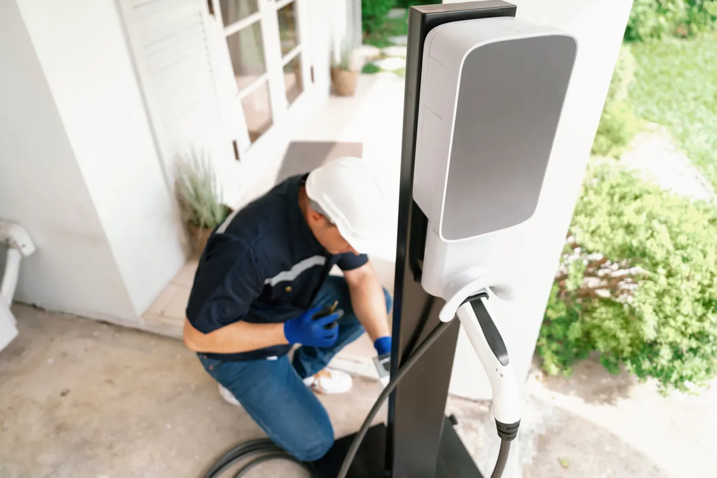 Installation d'une borne de recharge pour véhicule électrique par TF Technics